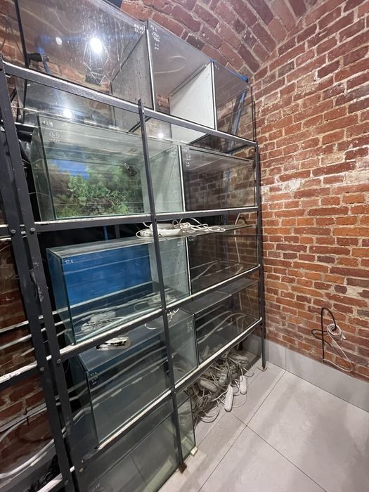 12. Regal skrecany 172 x 53 x 225