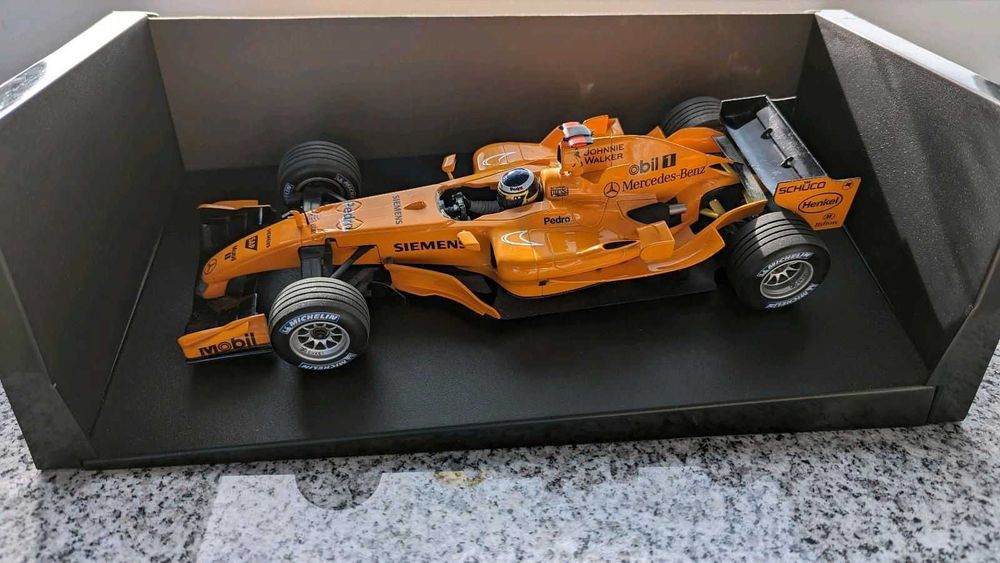 Модель мерседес McLaren  Pedro de la Rosa 2005 1:18 Minichamps Orange