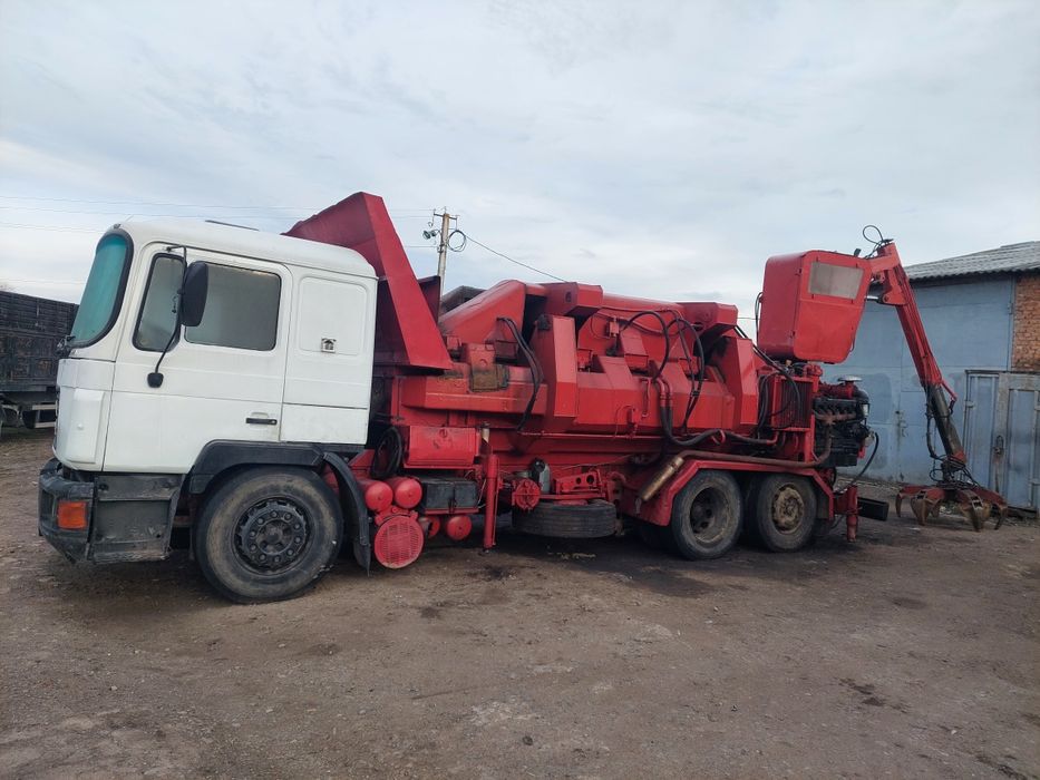 Прес для пресування металобрухту.