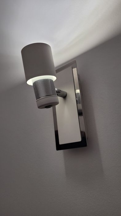 Vendo 2 Focos de parede - branco e prateado