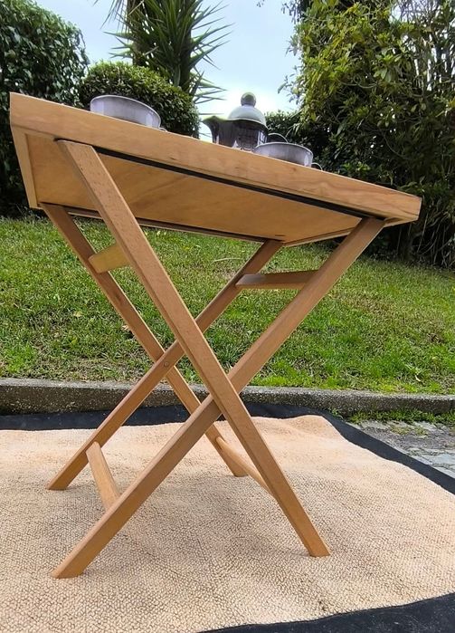 Mesa de apoio bambu dobrável com tabuleiro destacável.
Medidas: 55/42/
