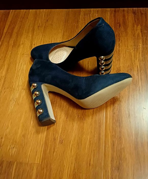 Czółenka na ozdobionym obcasie 37