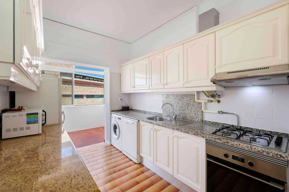 T2+1 renovado com vista rio varanda na sala e cozinha