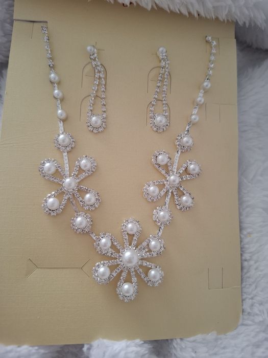 Conjunto colar / fio e brincos pérolas e brilhantes
