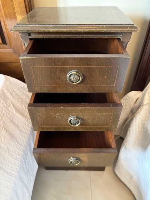 Cama de solteiro, com colchão + mesa de cabeceira