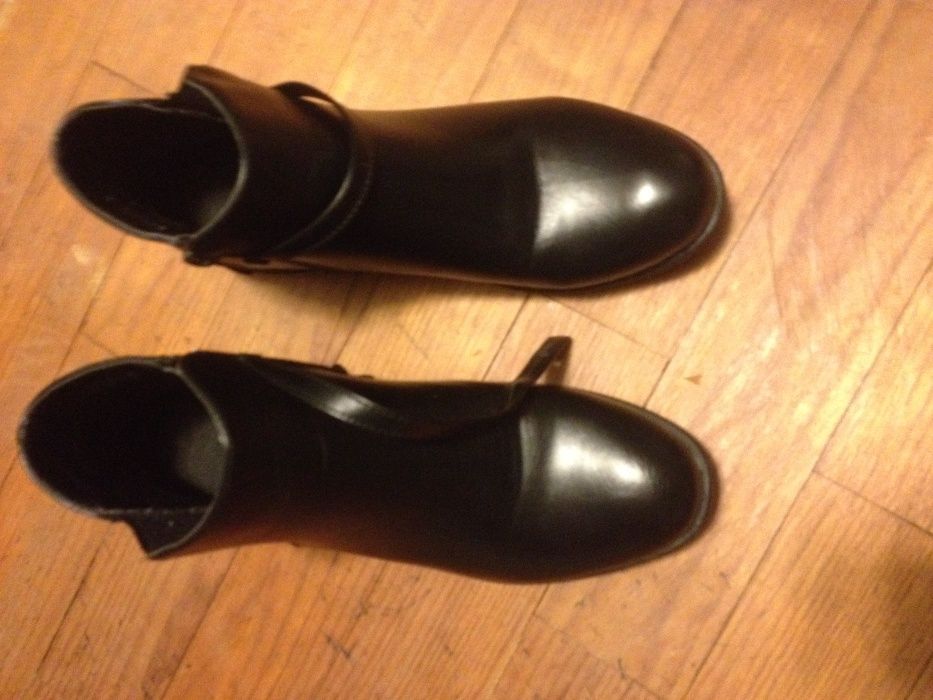 Várias botas de senhora