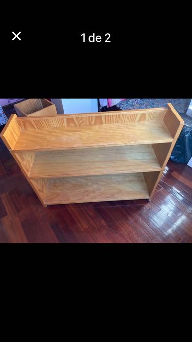 Móvel para colocar livros e por trás tem 2 prateleiras