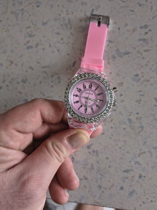 Nowy damski zegarek świeci różnymi kolorami