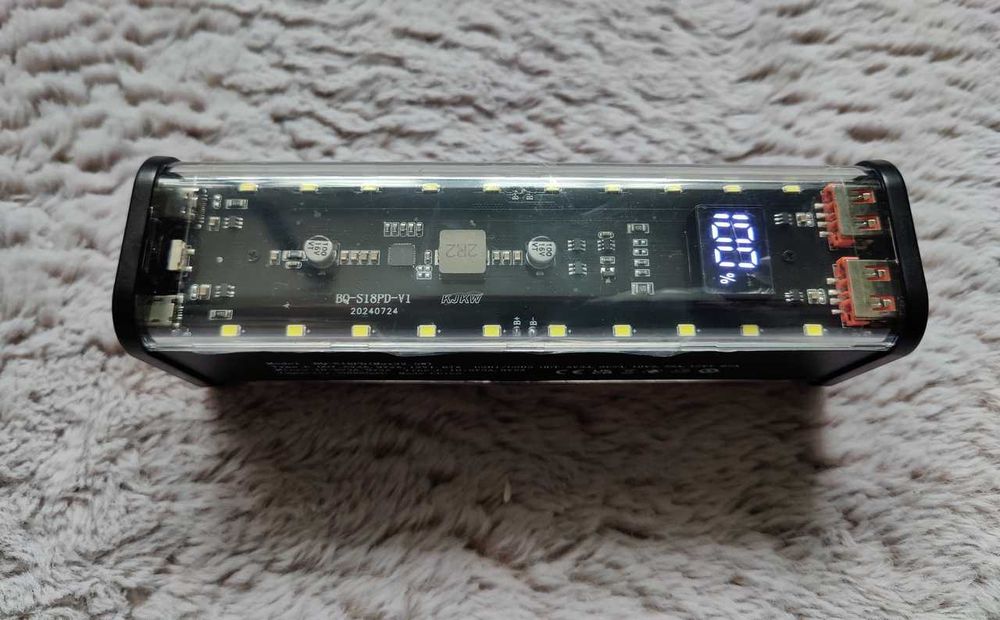 Mocny powerbank 8 x 18650 QC PD 22.5W 20 LED skręcany