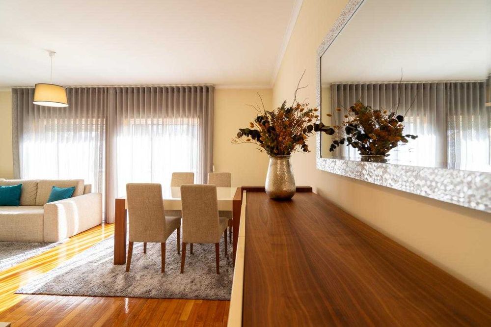 Apartamento T2 com garagem e mobilado