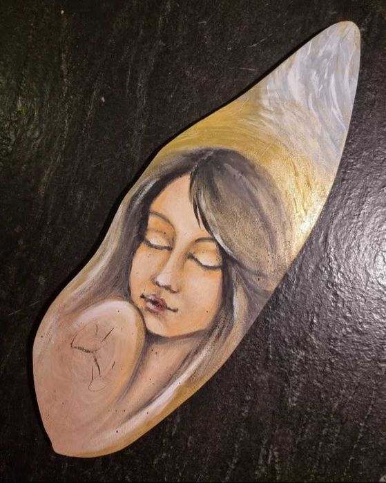 Anioł malowany na starej desce