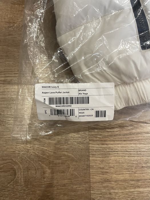Куртка Alo Yoga Aspen Love Puffer Jacket Ivory — Оригінальна/нова
