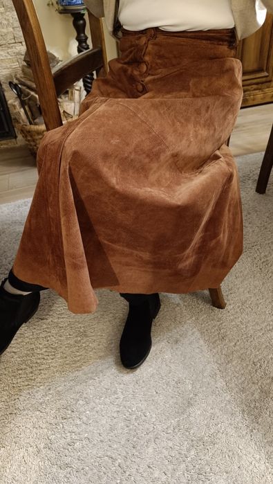Saia midi de pele castanha,