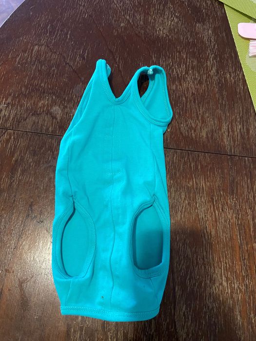 Roupa pós cirurgia e comedouro