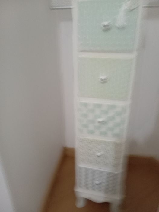 Vendo móvel rústico em tons branco e gavetas tipo azulejos 1.05 altura