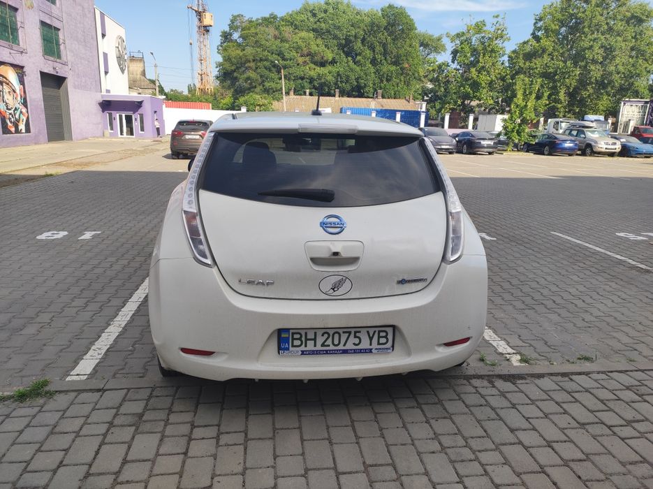 Nissan leaf 15 року