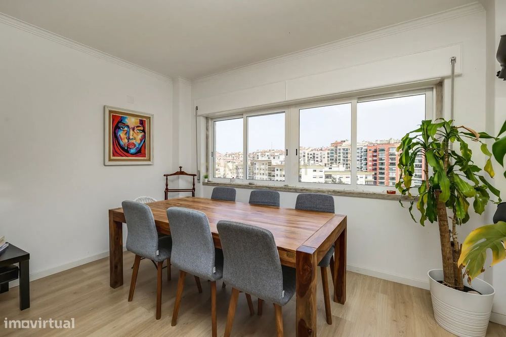 Refurbished T3 Apartment in Massamá