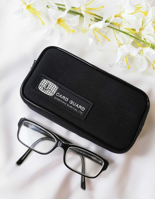 Mała czarna kosmetyczka