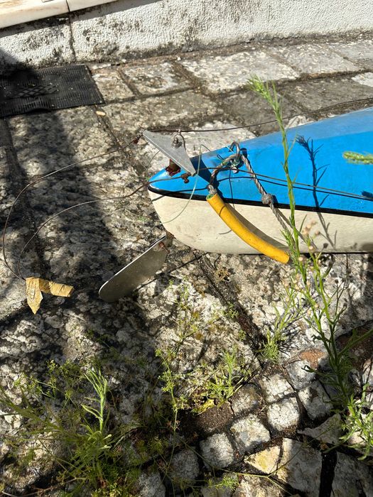 Canoa azul e branca Nelo