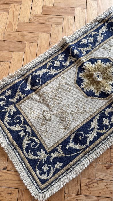 Varios tapetes arraiolos em otimo estado