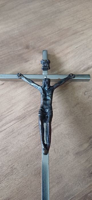 Krzyż Stojący z Figurką Chrystusa – Idealny do Domowego Ołtarzyka