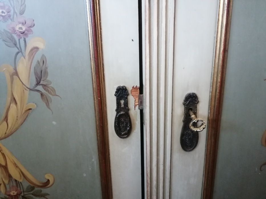 Roupeiro antigo pintado à mão