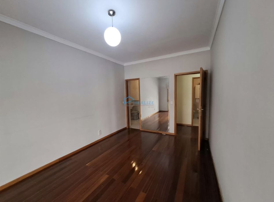Apartamento T4 c/ garagens e sotão