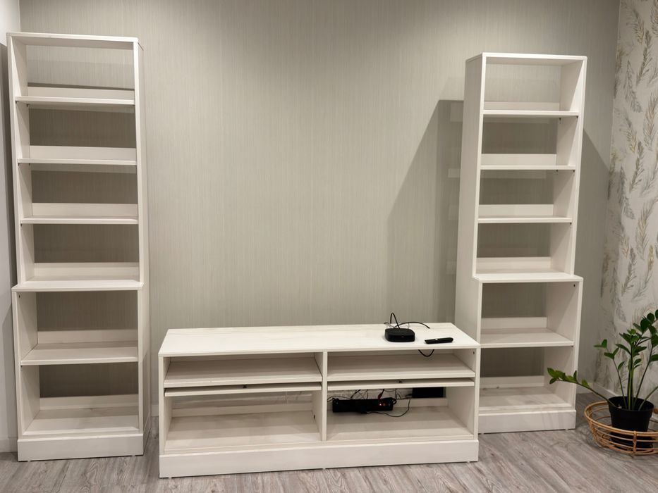 Duas estantes IKEA e móvel de Tv em muito bom estado