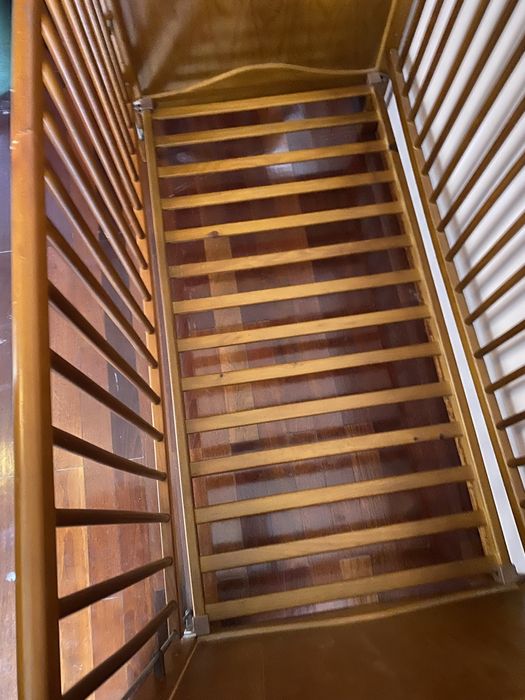 2 Bercos um de madeira macica e outro de madeira