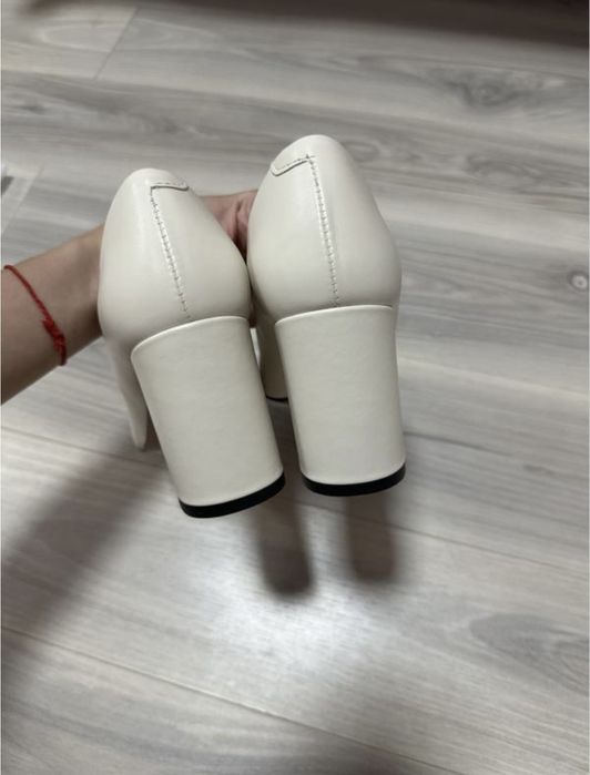 Туфельки бежеві нові