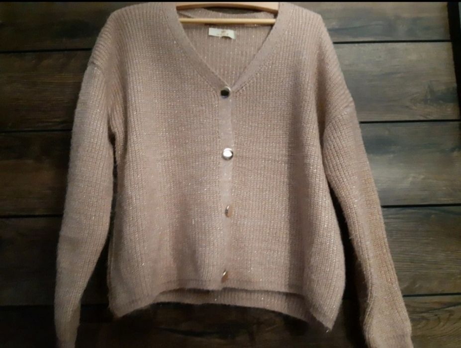 Sweter beżowy ze złotą nitką