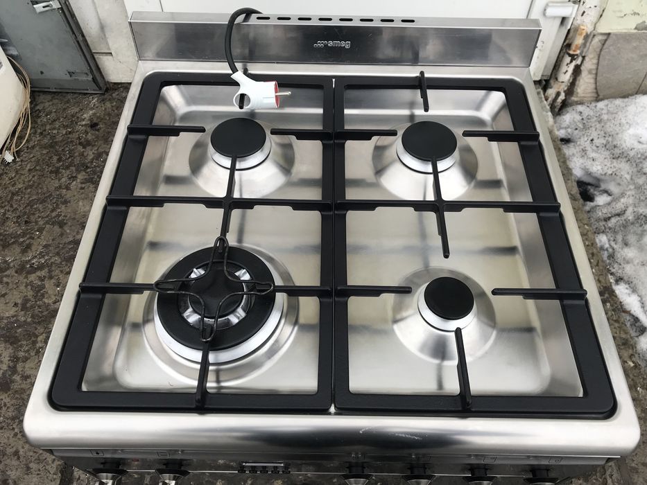 Газова плита Smeg 60см, в гарному стані, з електро духовкою