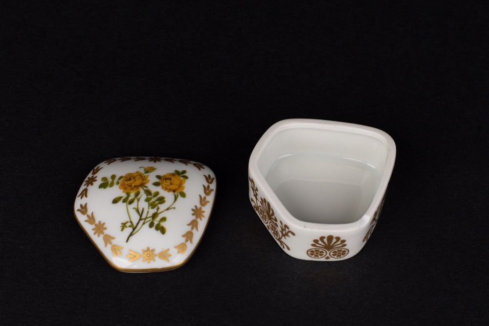 Kolekcjonerskie puzderko porcelanowe Empres Josephine’s rose garden