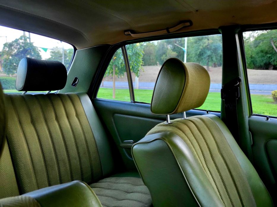 Mercedes-123  Classic  Old Car