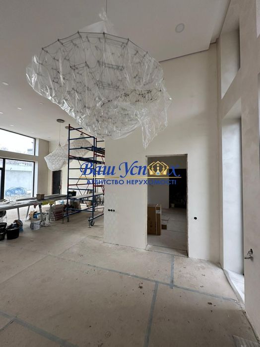 Продажа современного  дома с выходом на озеро. В городке.