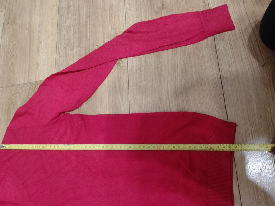 Czerwony sweter w dekolt serek