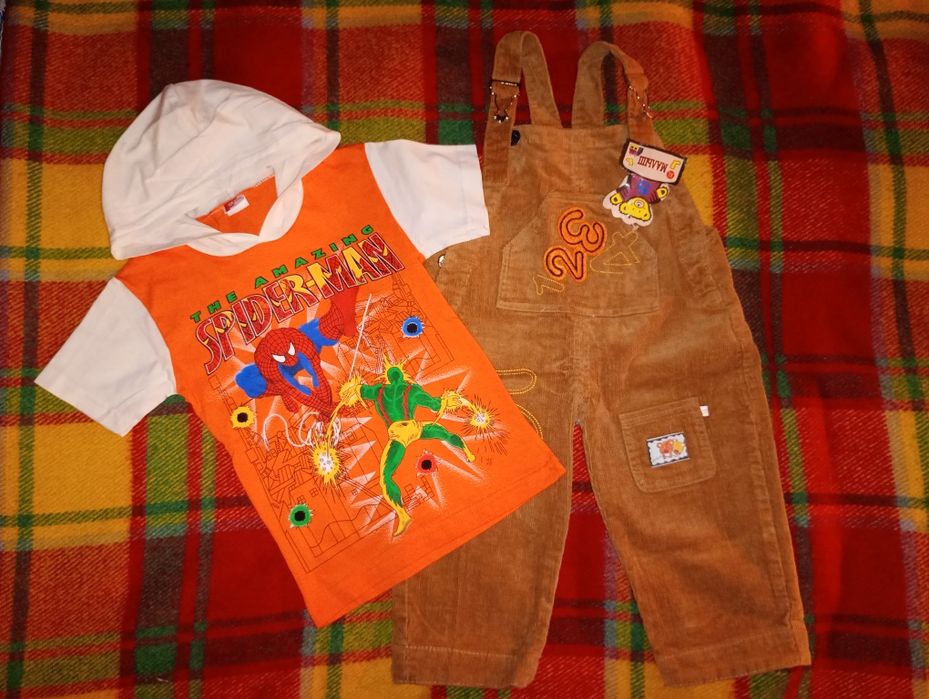 Комбинезон и футболка