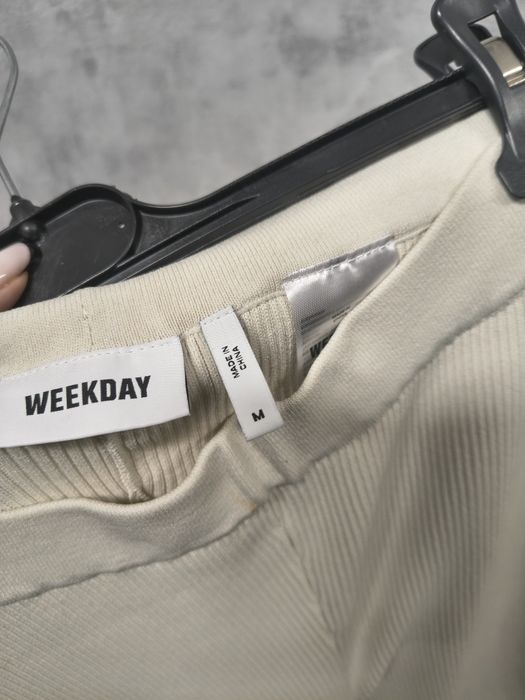 WEEKDAY spodnie z szerokimi nogawkami M beżowe kremowe dzianinowe