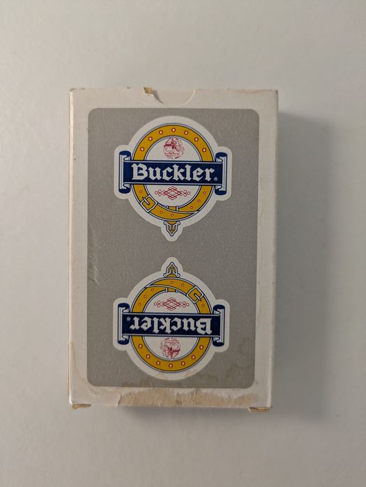 Baralho de cartas e porta-chaves Buckler