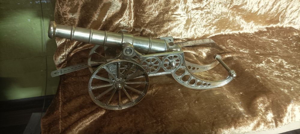Duża armata wykonana z mosiądzu ,działo