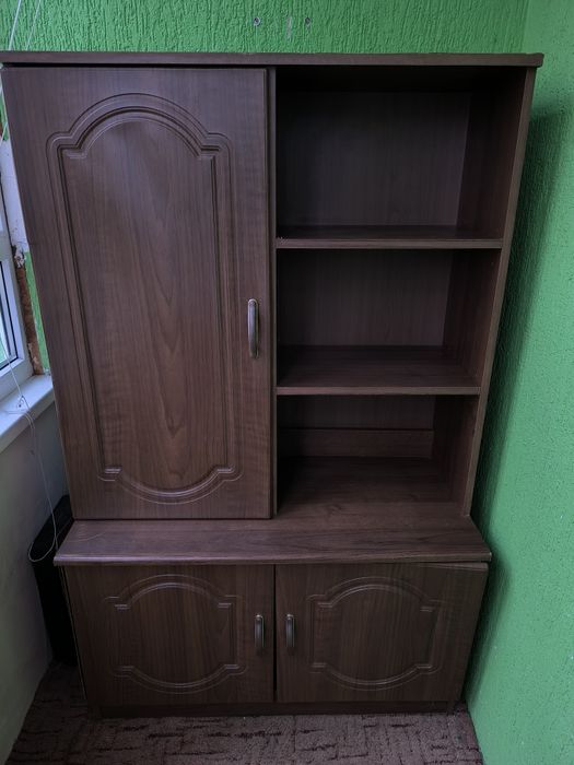 Шафа для речей у вітальню