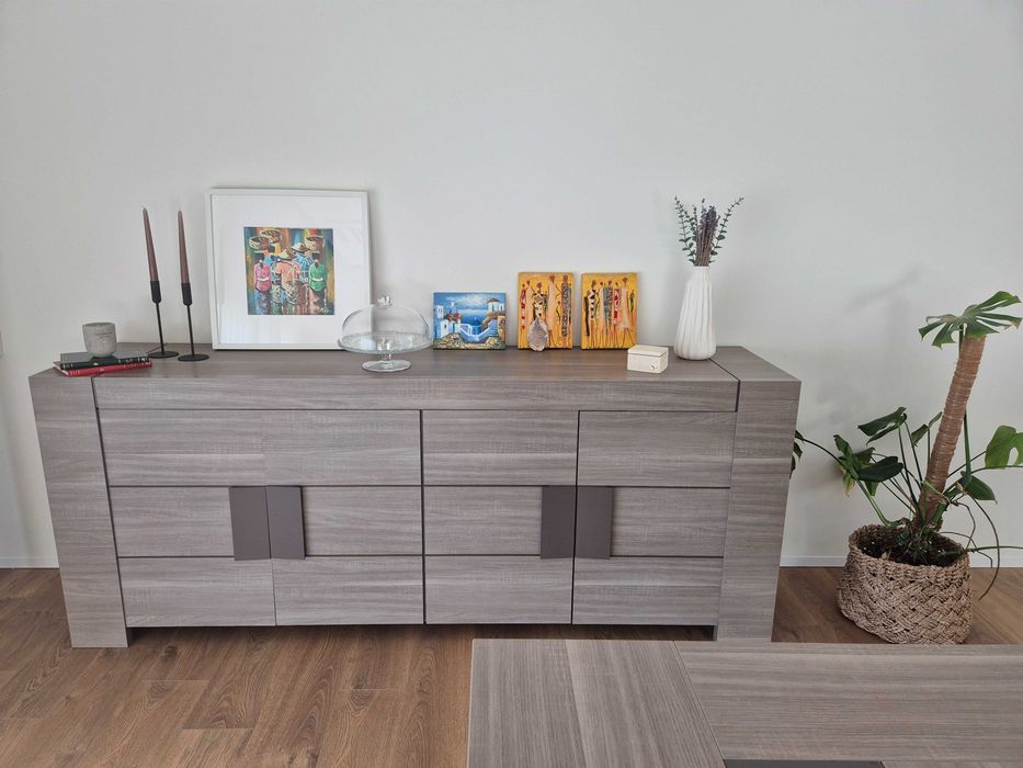 Moveis de sala de jantar - mesa, 6 cadeiras e um aparador