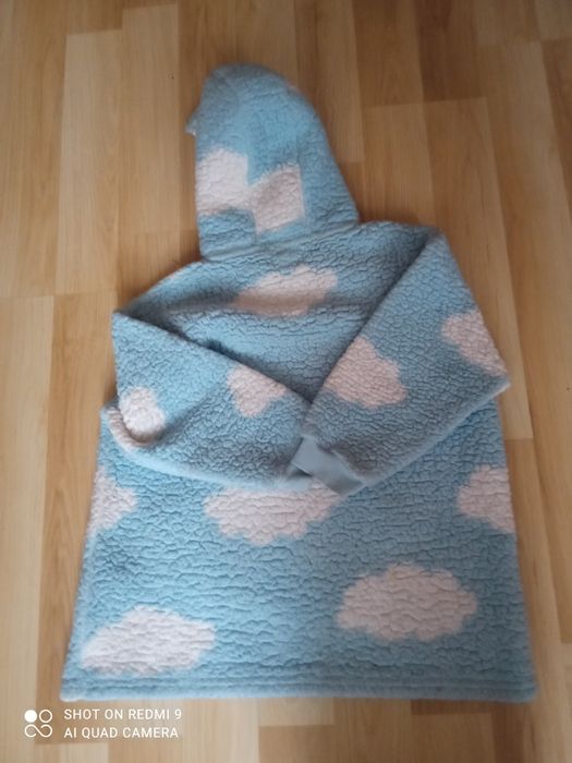 Ciepła bluza w chmurki, idealna na lato. Rozmiar s/m .