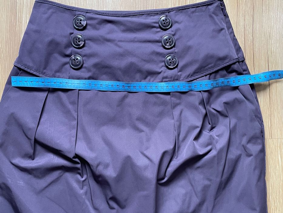 Krótka spódniczka dopasowana do kolan bombka