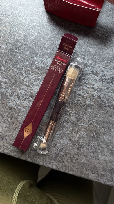 Кість Charlotte Tilbury Hollywood Complexion Brush