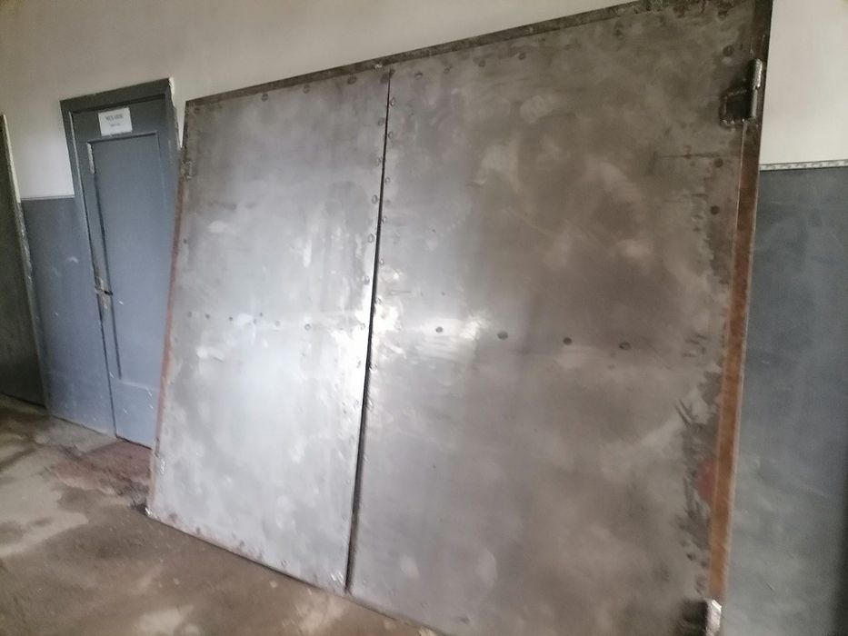 Гаражні двері металеві