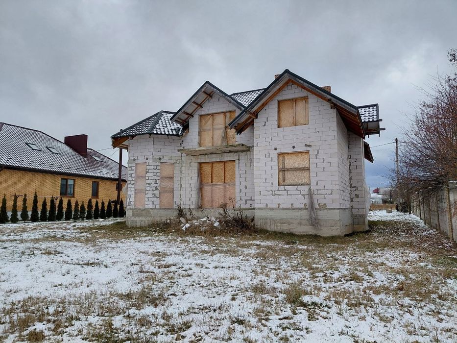 Просторий будинок у зручному районі!