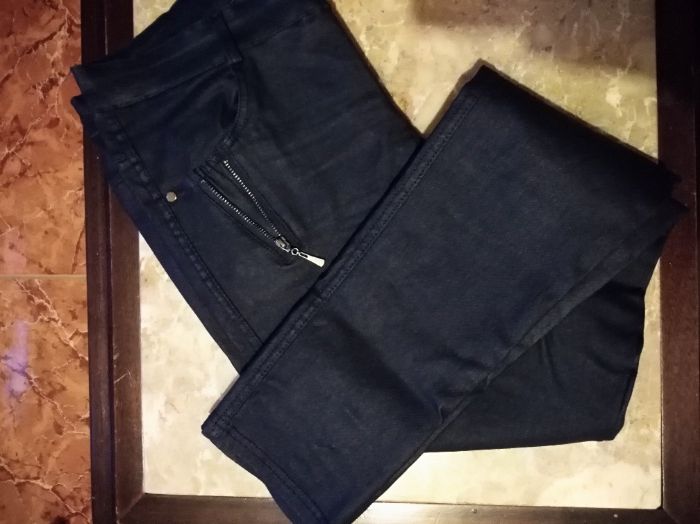 Calças azuis napa/tipo pele e Pullover com losangos e pullover azul
