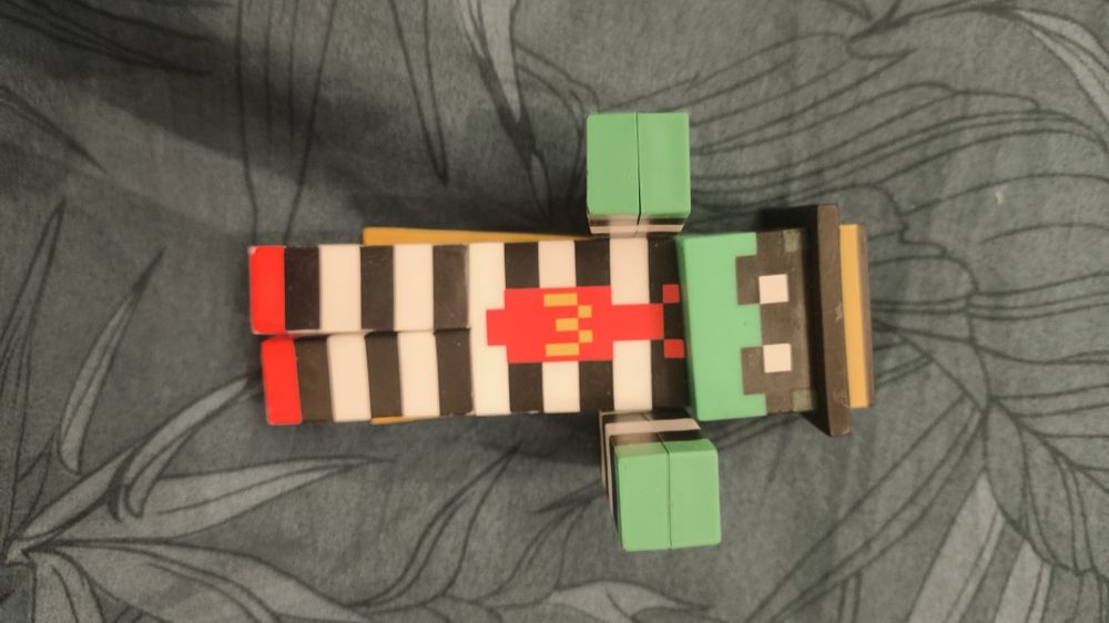 іграшка — фігурка Zombie Hamburglar