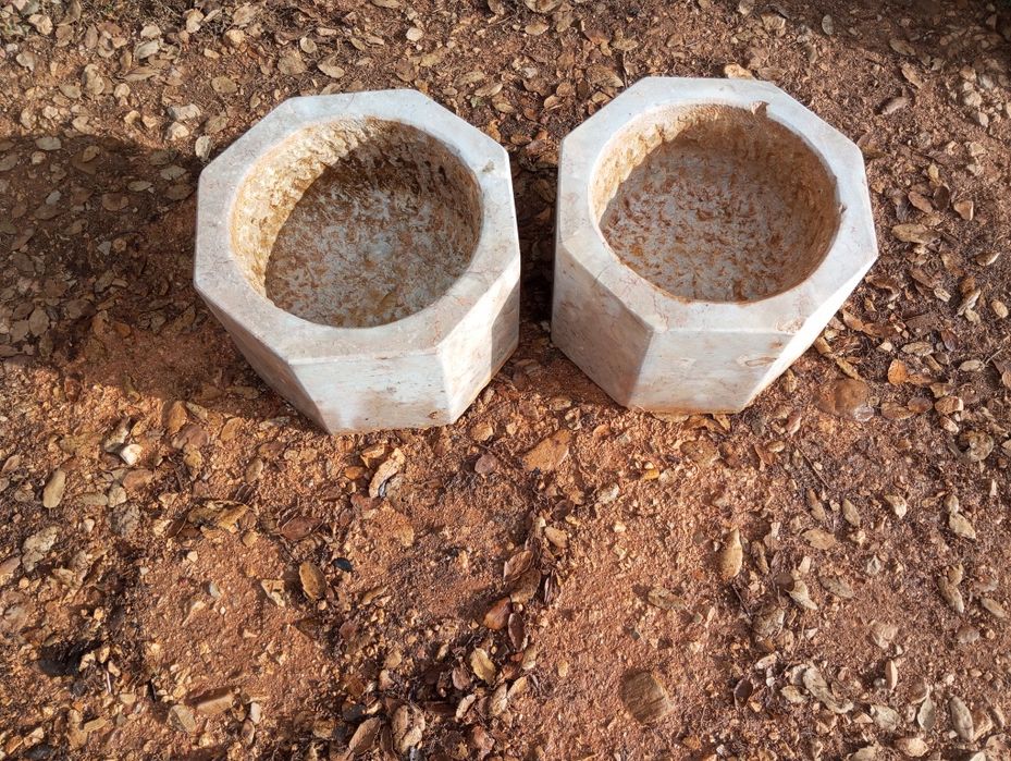 Conjunto de pias em pedra
